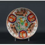 Japans porseleinen Imari bordje met decor van driemasters en Hollanders, 19e eeuw, diam. 24 (A)<