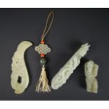 4 diverse Chinese jade voorwerpen waaronder gesp, ruiji en sculptuur met voorstelling van man