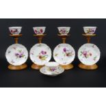 5 Duits porseleinen kop en schotels met polychroom floraal decor, gemerkt Meissen, 18e/19e eeuw