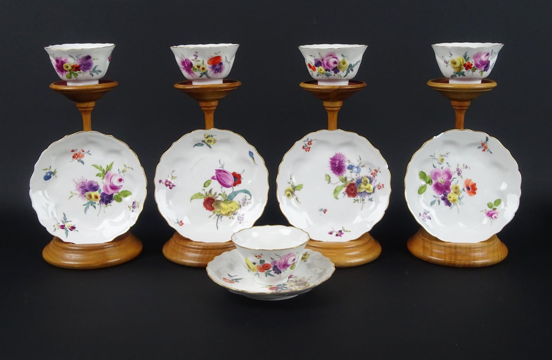 5 Duits porseleinen kop en schotels met polychroom floraal decor, gemerkt Meissen, 18e/19e eeuw