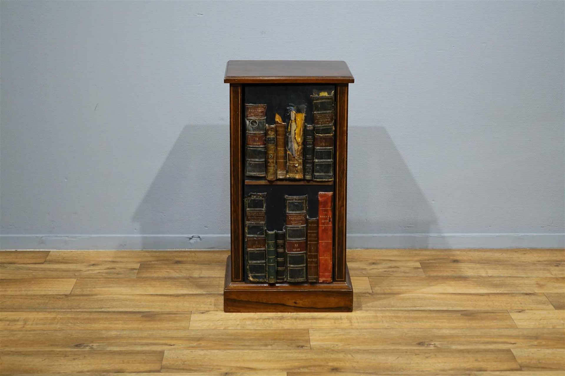 palissander gefineerd kastje met deurtje voorzien van schijnboeken, 19e eeuw, h. 75, br. 40, d. 35