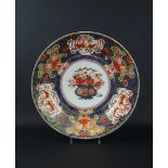 porseleinen schotel met Imari decor naar Japans voorbeeld, Samson, 19e eeuw, diam. 38 cm (A)