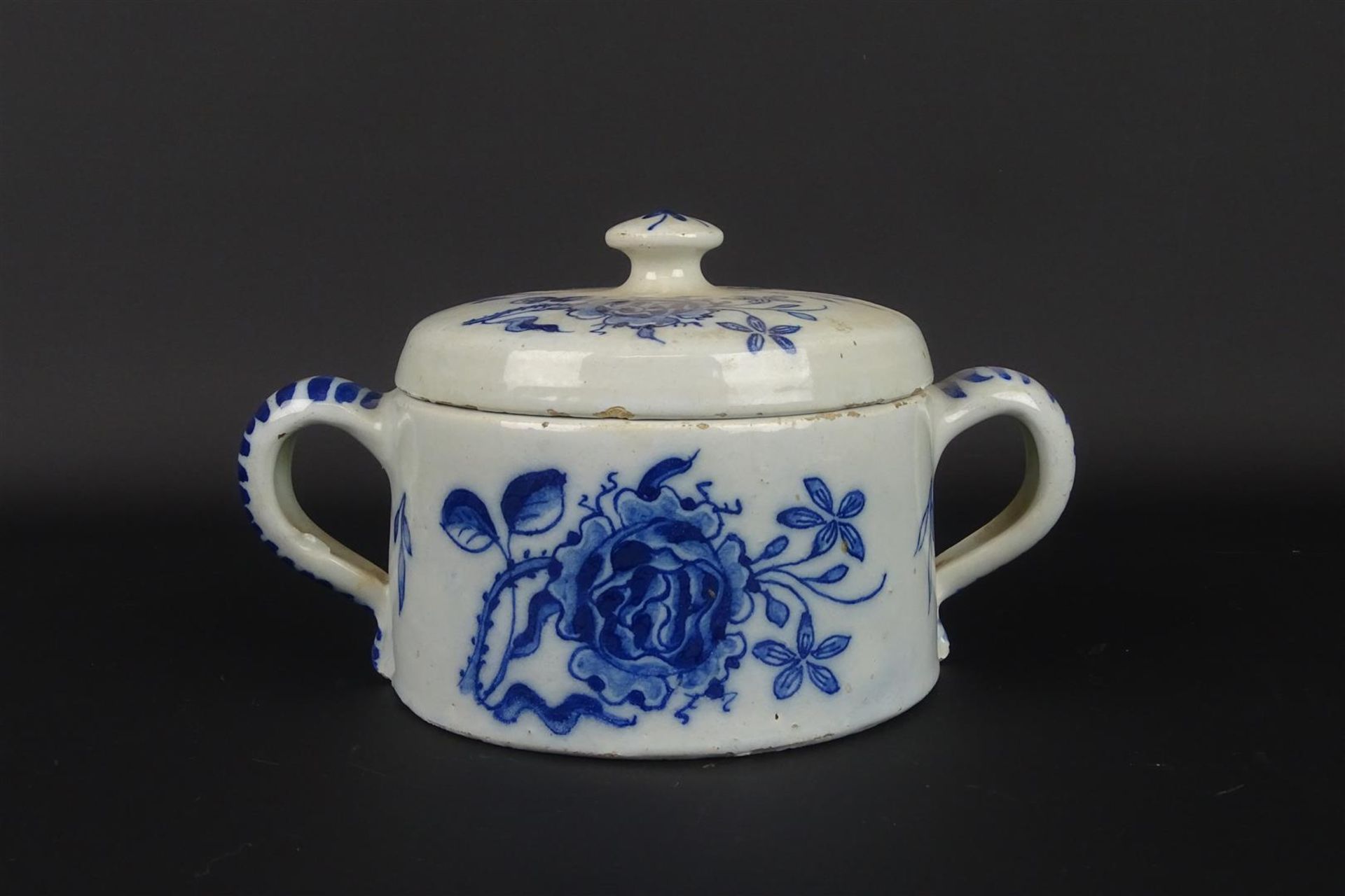 blauw/wit Delfts aardewerk boterdoos met floraal decor, 18e eeuw, h. 12 cm (randschilfers)<