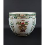 Chinees porseleinen cachepot met famille verte decor van vazen en bloemen, 19e eeuw, h. 25 cm (A)