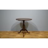 Engelse mahonie tilt top tafel, rustend op gedraaide driepoot, 19e eeuw, h. 73, diam. 76