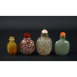 4 Chinese snuffbottles waaronder agaat en jade, 19e eeuw, h. 5-8 cm