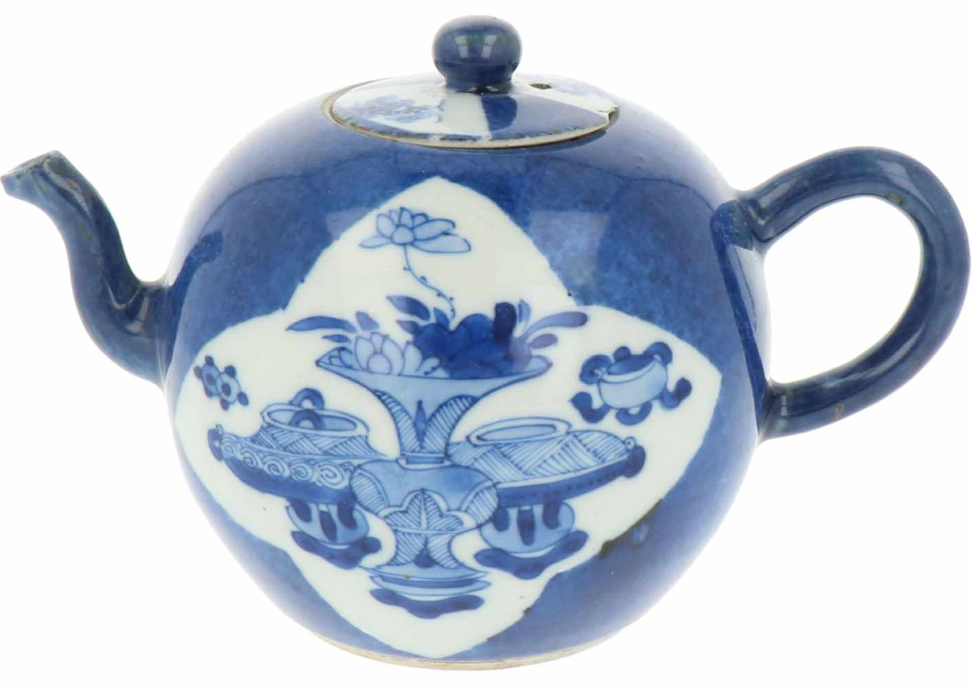 A porcelain teapot with Poudre Bleu décor. China, Kangxi. < - Bild 2 aus 7