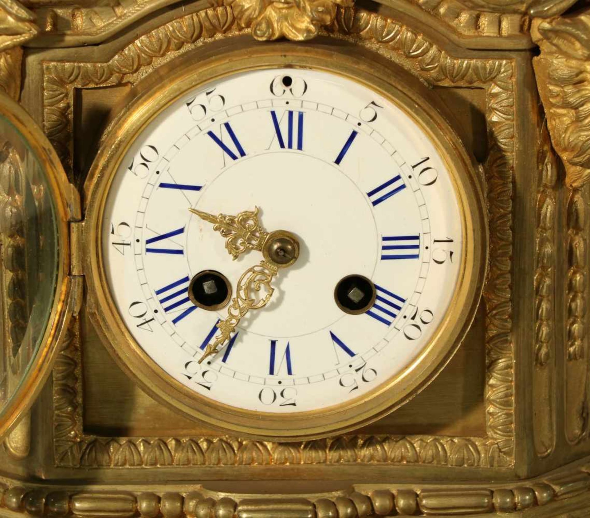 A bronze clock with enamel dial face and two additional candles. France, late 19th century. - Bild 2 aus 3