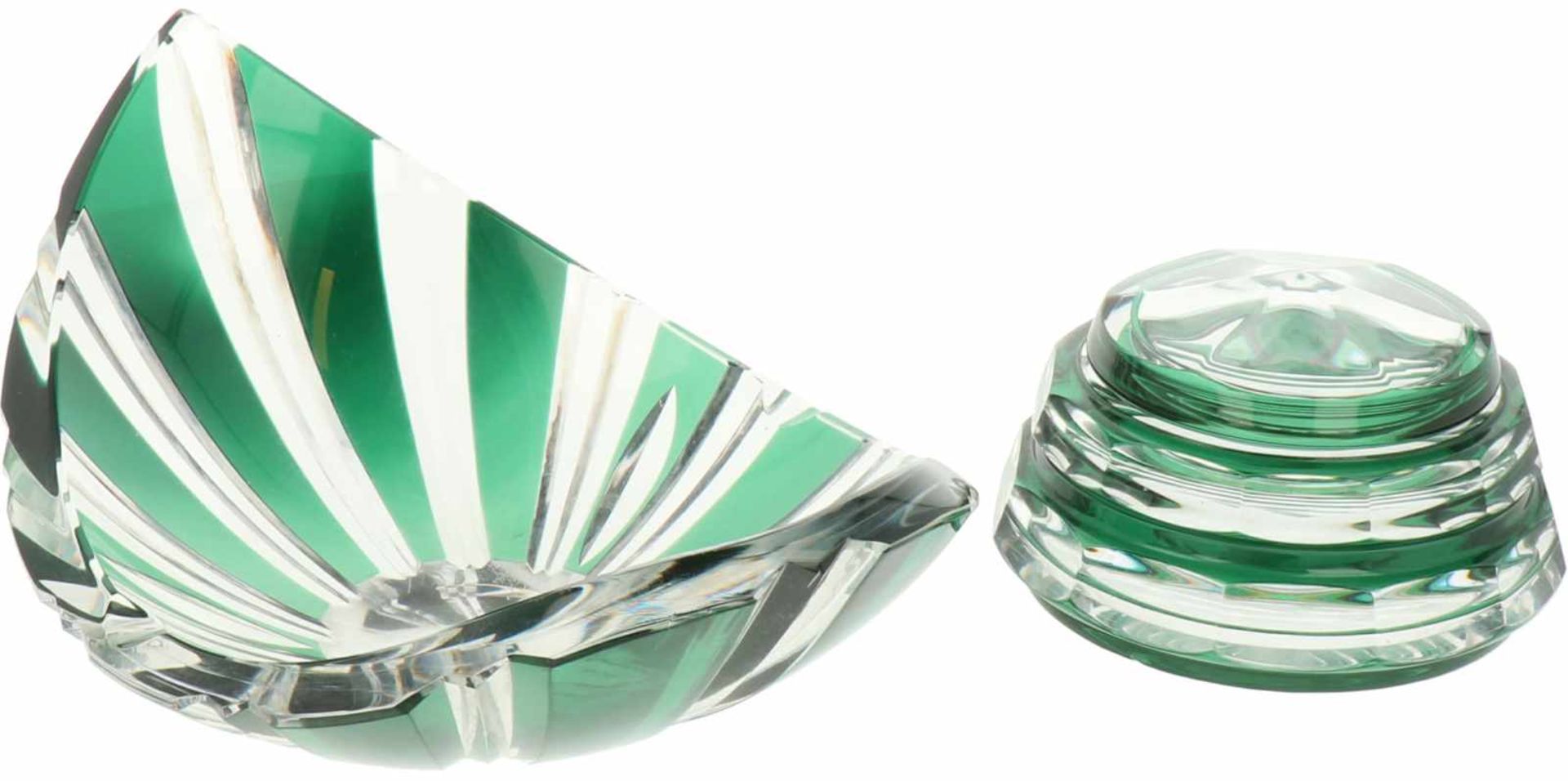 A lot with (2) crystal cut objects a.w. a lidded box. Val Saint Lambert, mid 20th century.