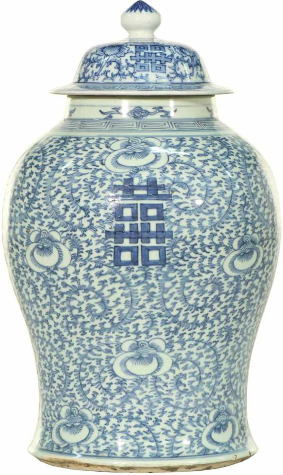 A porcelain lidded jar with floral décor, marked underneath. China, 20th century. < - Bild 3 aus 7