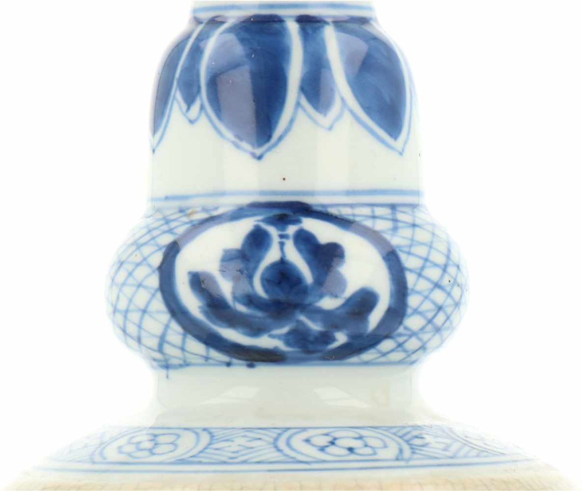 A porcelain vase with spout 'café-au-lait fond'. China, Kangxi.< - Bild 4 aus 9