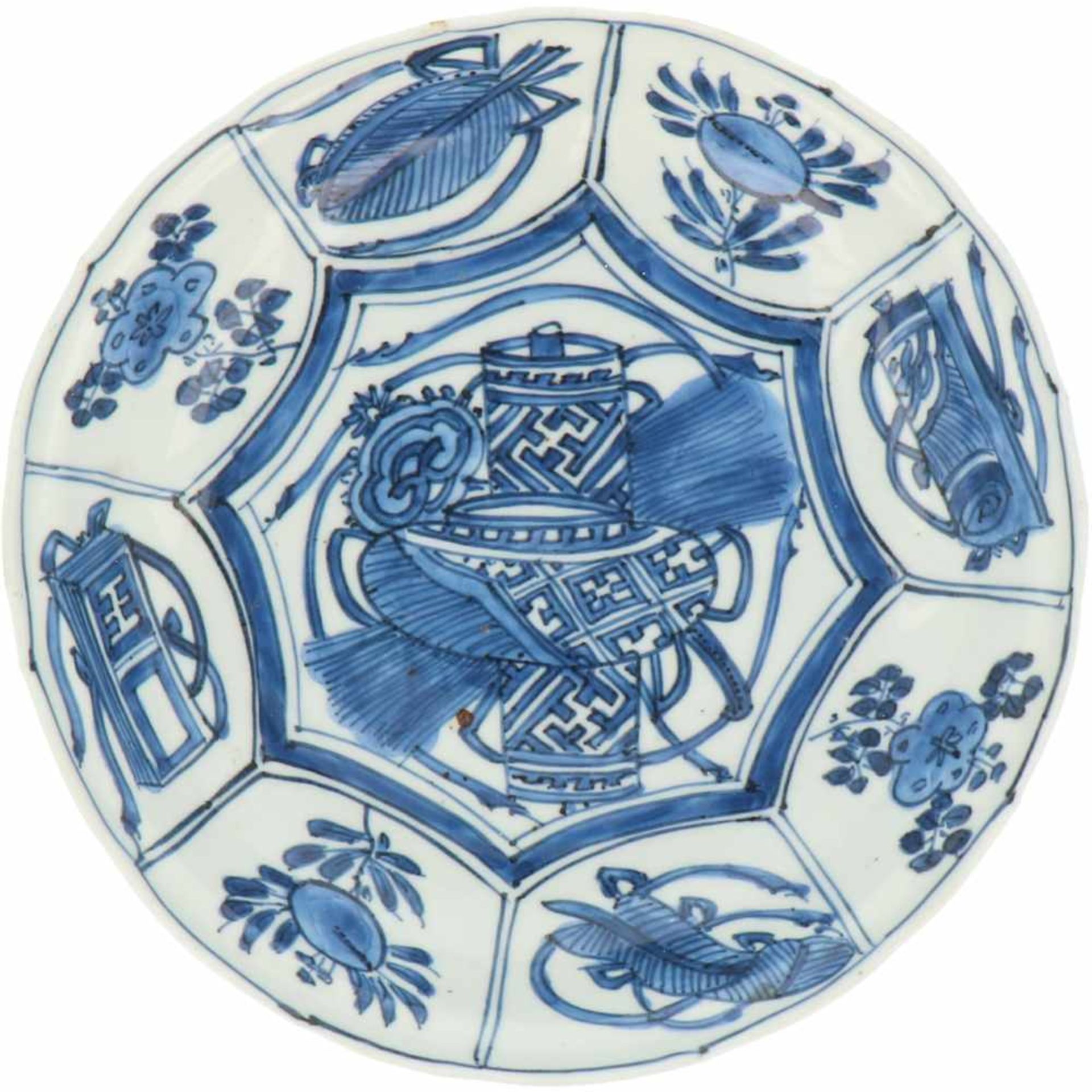 A 'kraak'-style porcelain plate with blue floral decor. China, Wanli.