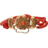 Bracelet with large elegantly detailled yellow gold closure, red coral - 14 ct.