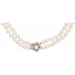 Pearl necklace and with white gold closure, ca. 0.15 carat diamond and cultured pearl - 14 ct.