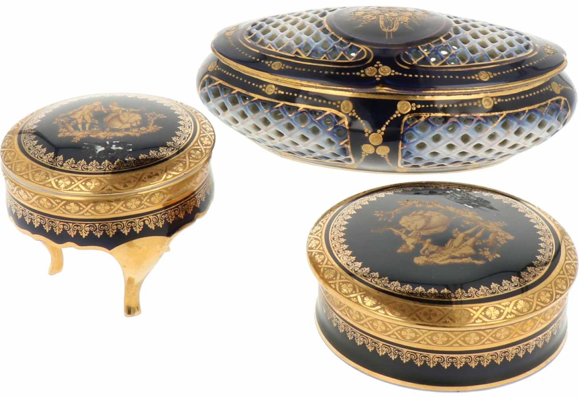 A lot with (3) porcelain lidded boxes. Limoges, mid 20th century.