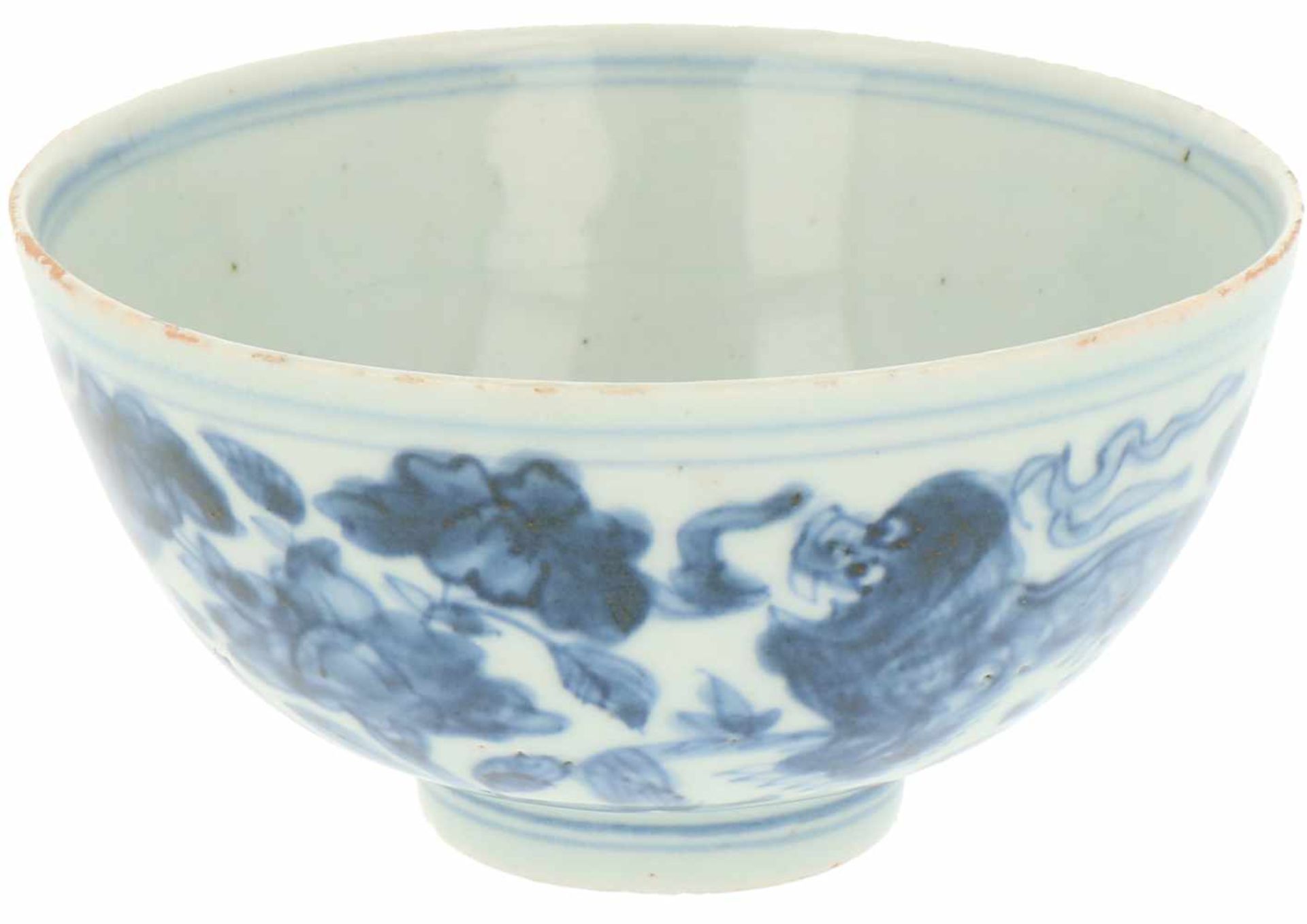 A porcelain bowl with dragon décor. China, Ming. < - Bild 3 aus 6