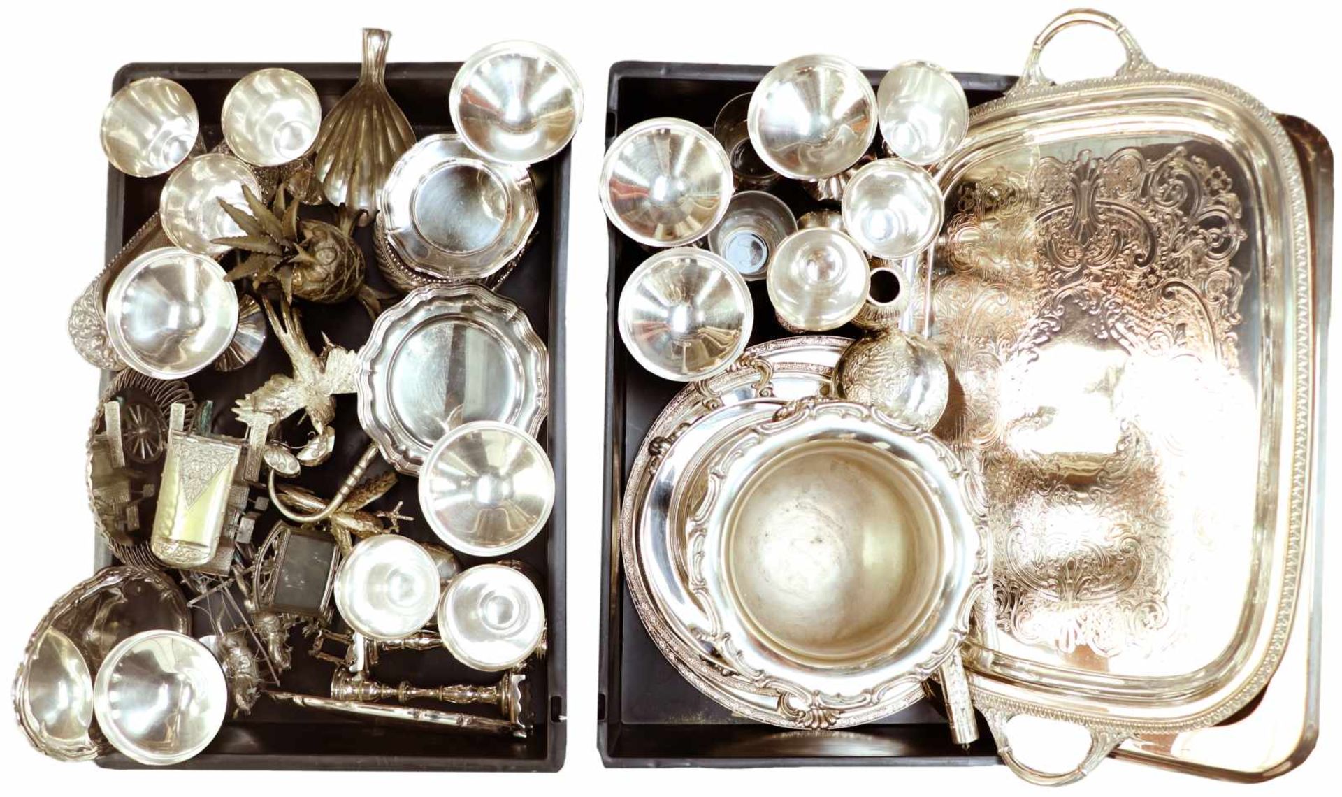A lot silvered objects amongst which serving trays, centrepieces and drinking cups. - Bild 2 aus 2