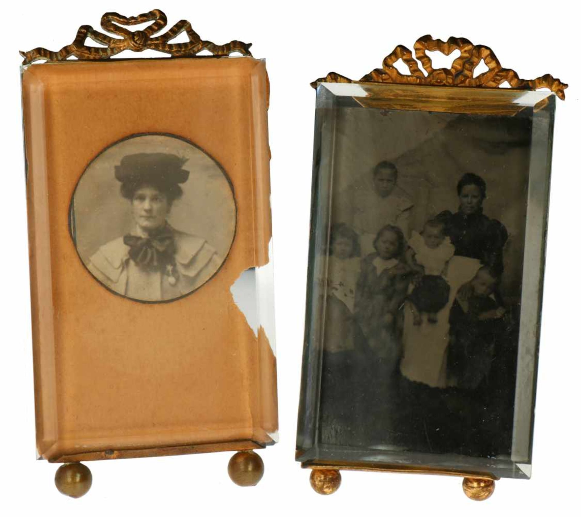 A lot with (2) picture frames with bronze ornamental mounts. Ca. 1900.