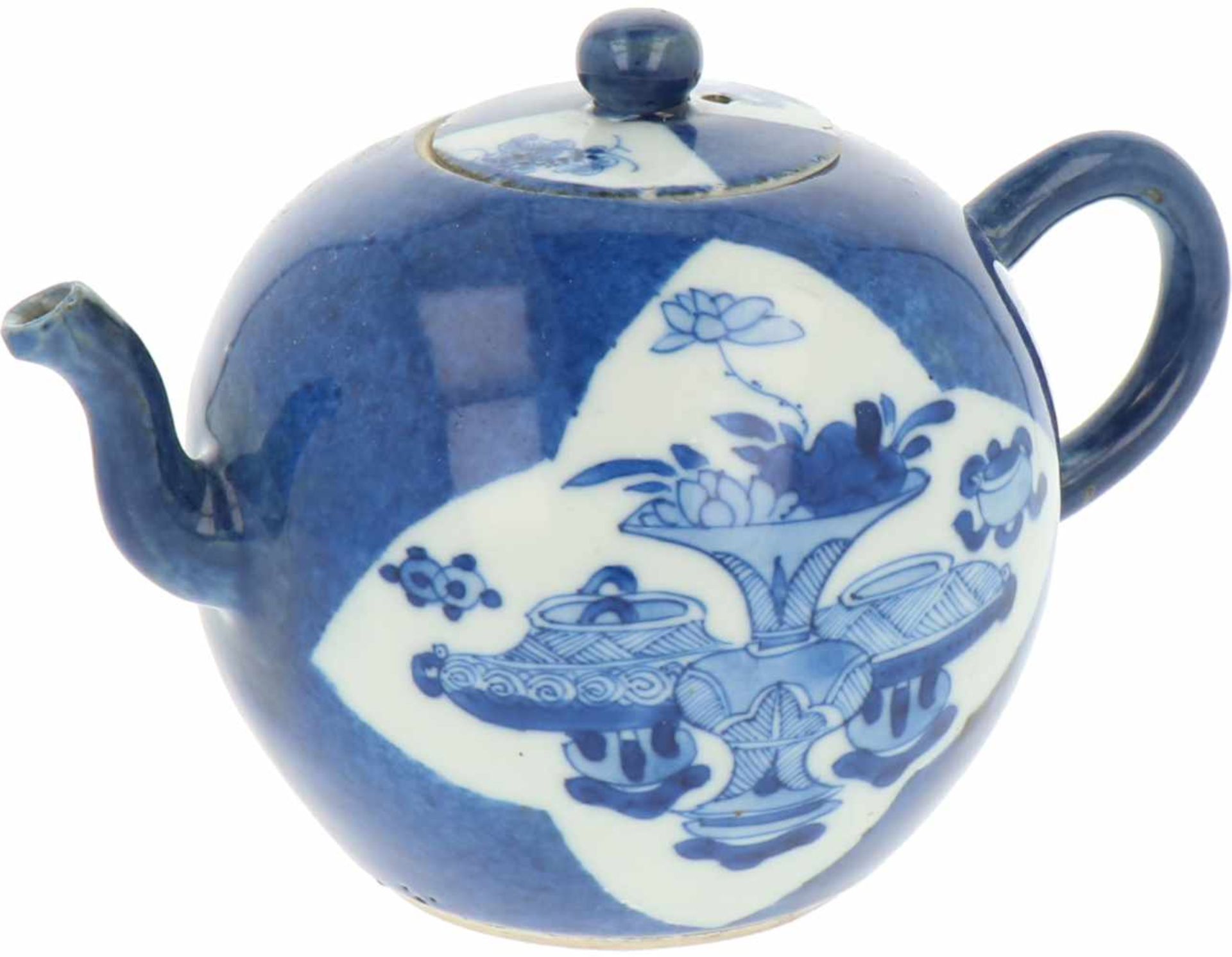 A porcelain teapot with Poudre Bleu décor. China, Kangxi. <