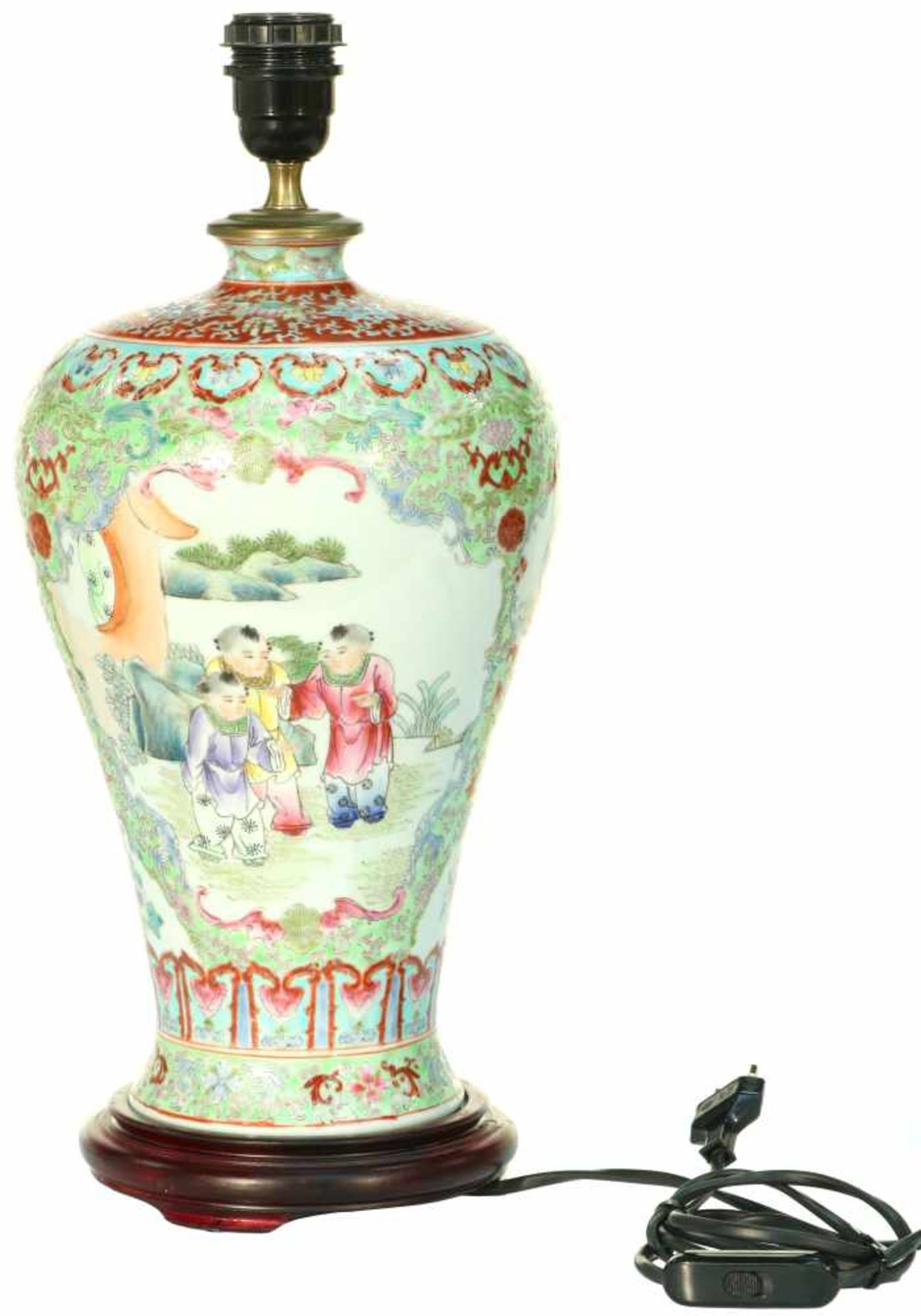 A porcelain lamp base decorated with Famille Rose décor. China, 20th century. < - Bild 2 aus 2