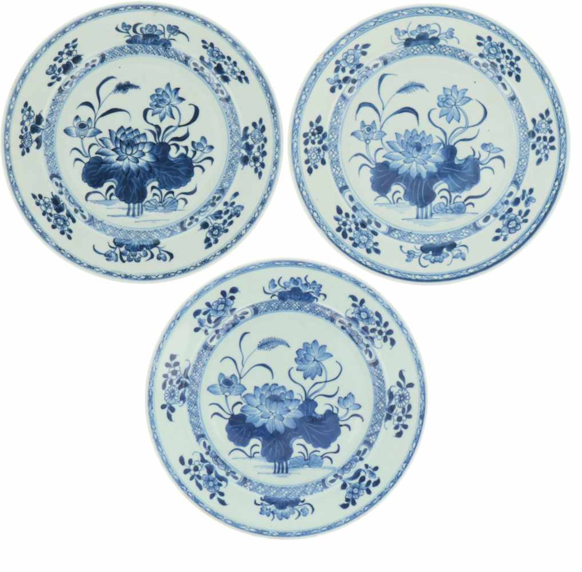 A set of (3) porcelain plates decorated with flowers. China, Qianglong.