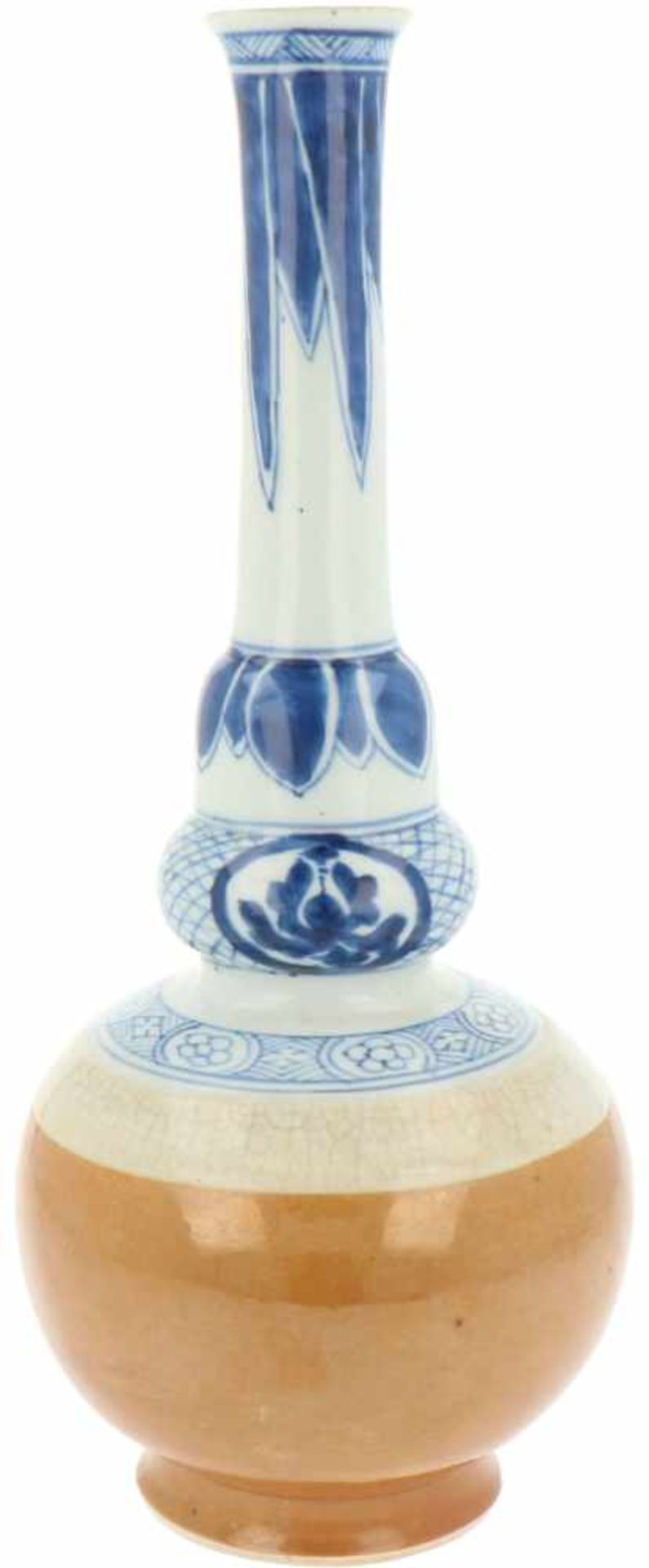 A porcelain vase with spout 'café-au-lait fond'. China, Kangxi.< - Bild 3 aus 9