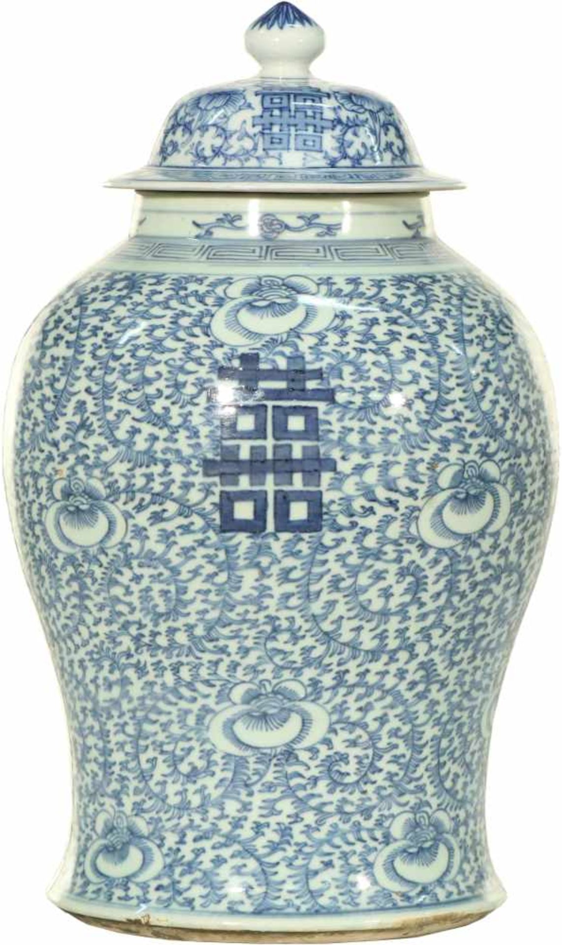 A porcelain lidded jar with floral décor, marked underneath. China, 20th century. < - Bild 2 aus 7