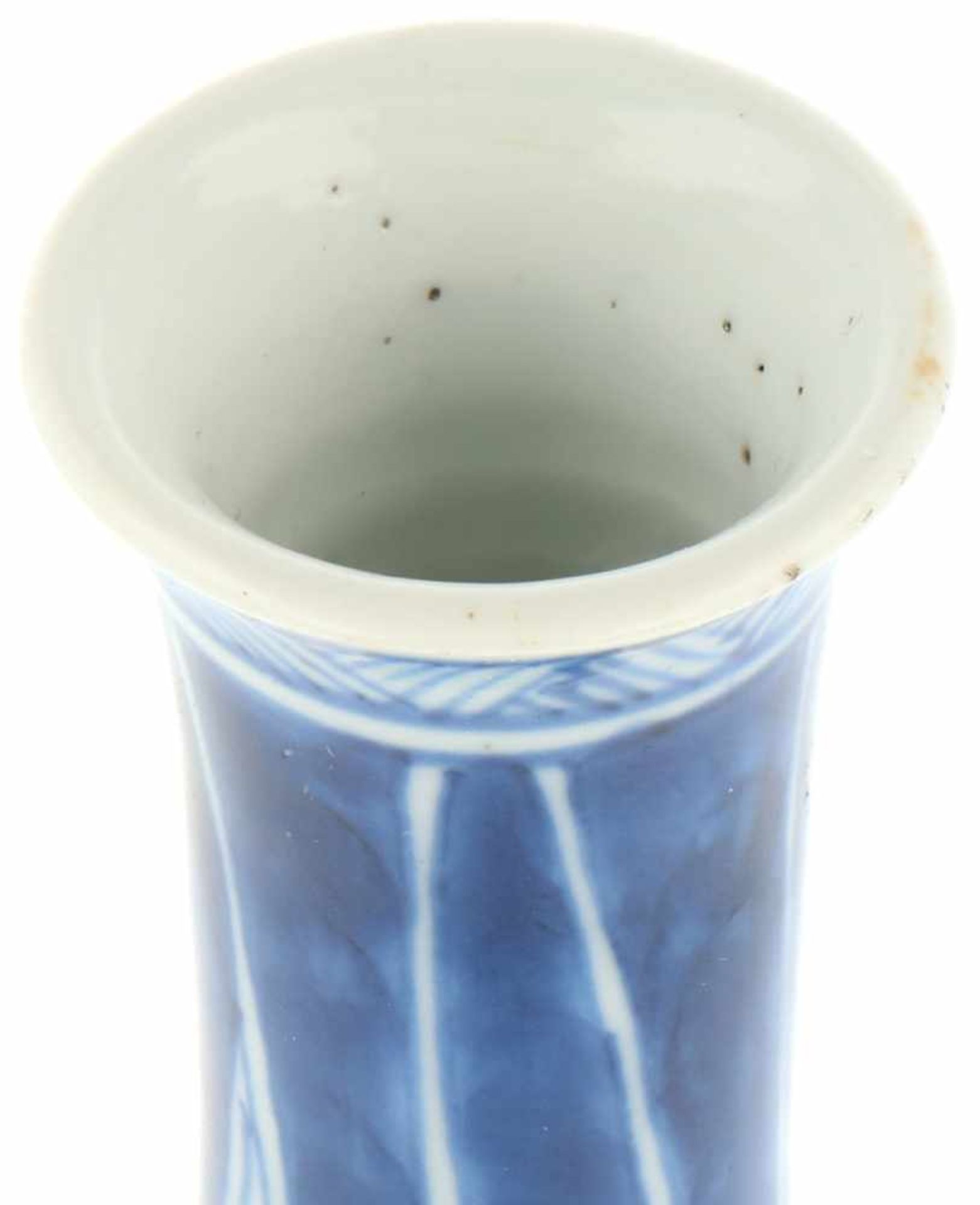A porcelain vase with spout 'café-au-lait fond'. China, Kangxi.< - Bild 5 aus 9