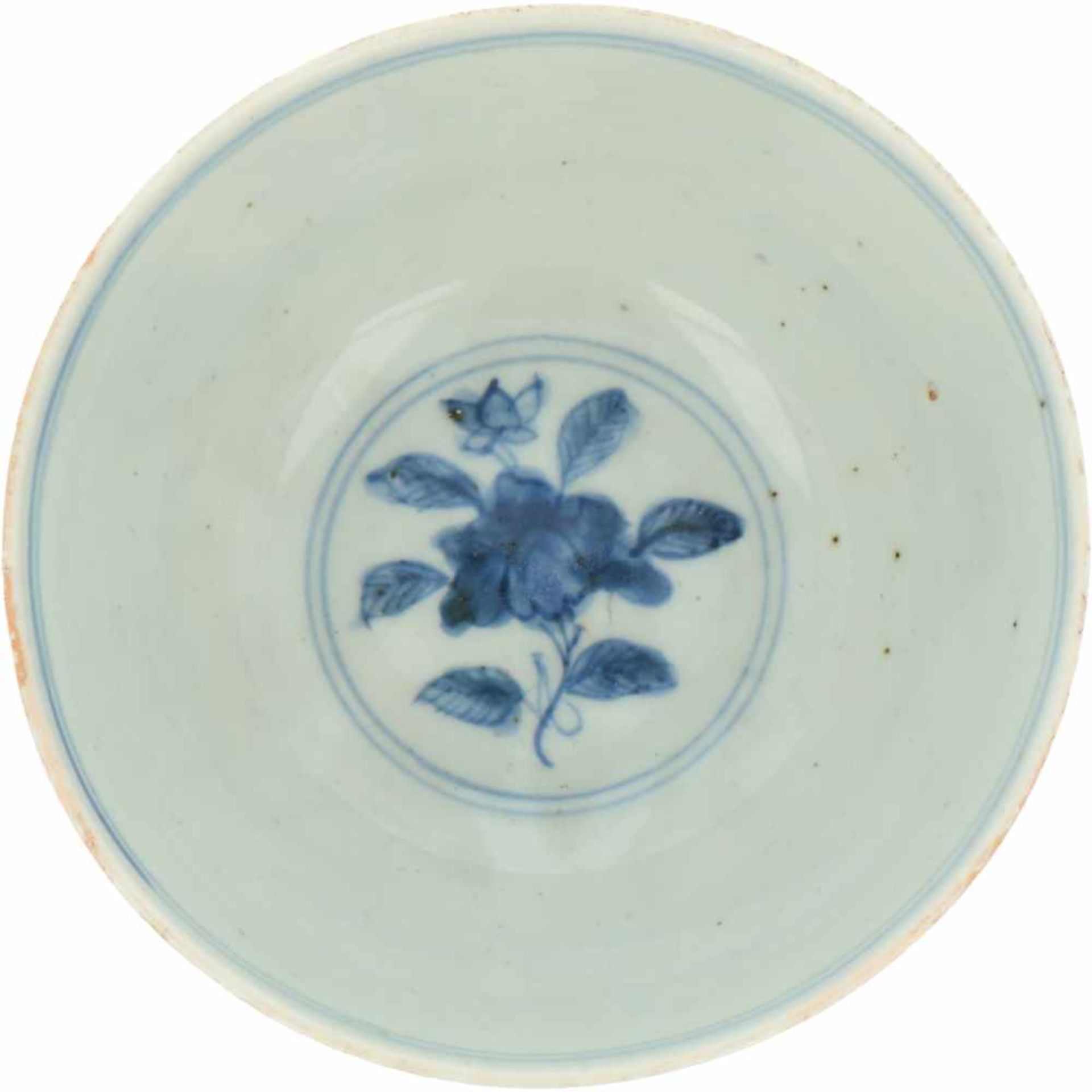 A porcelain bowl with dragon décor. China, Ming. < - Bild 6 aus 6