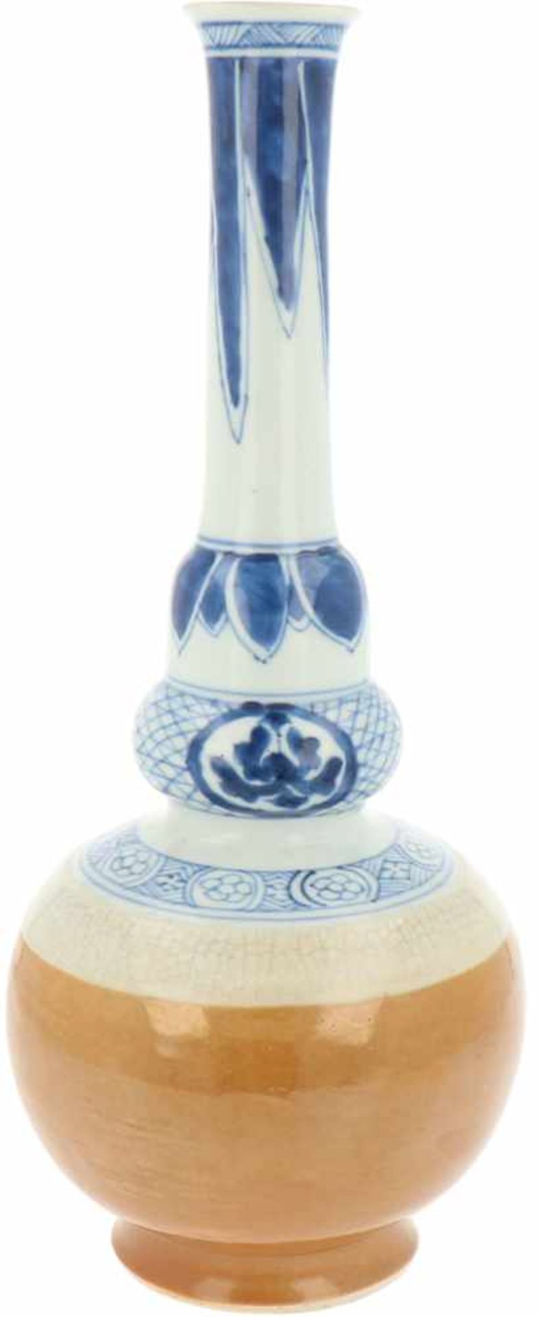 A porcelain vase with spout 'café-au-lait fond'. China, Kangxi.< - Bild 2 aus 9