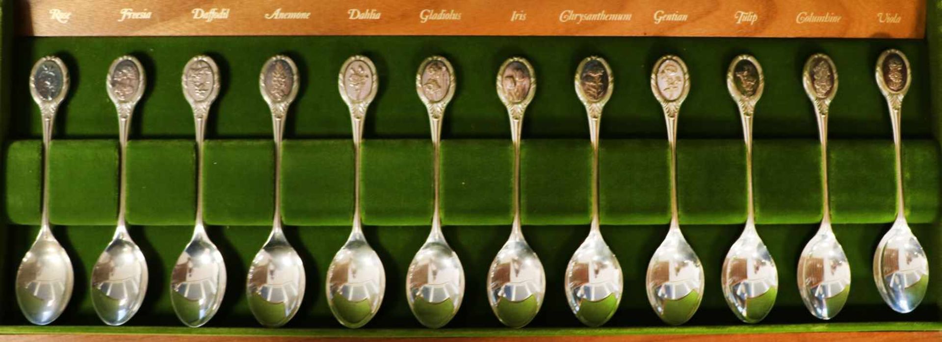 (12) Piece set of silver spoons decorated with flowers. - Bild 2 aus 3