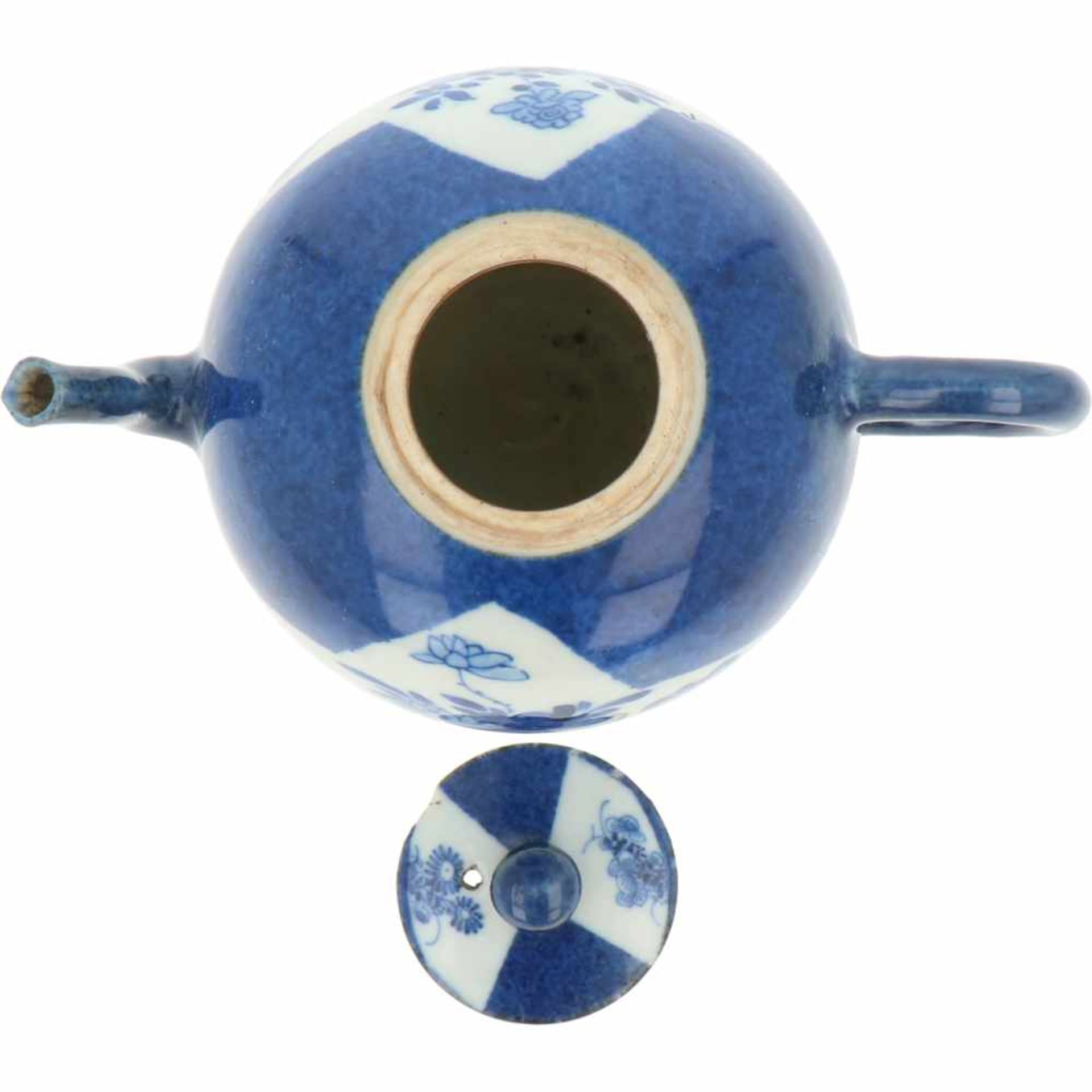 A porcelain teapot with Poudre Bleu décor. China, Kangxi. < - Bild 6 aus 7