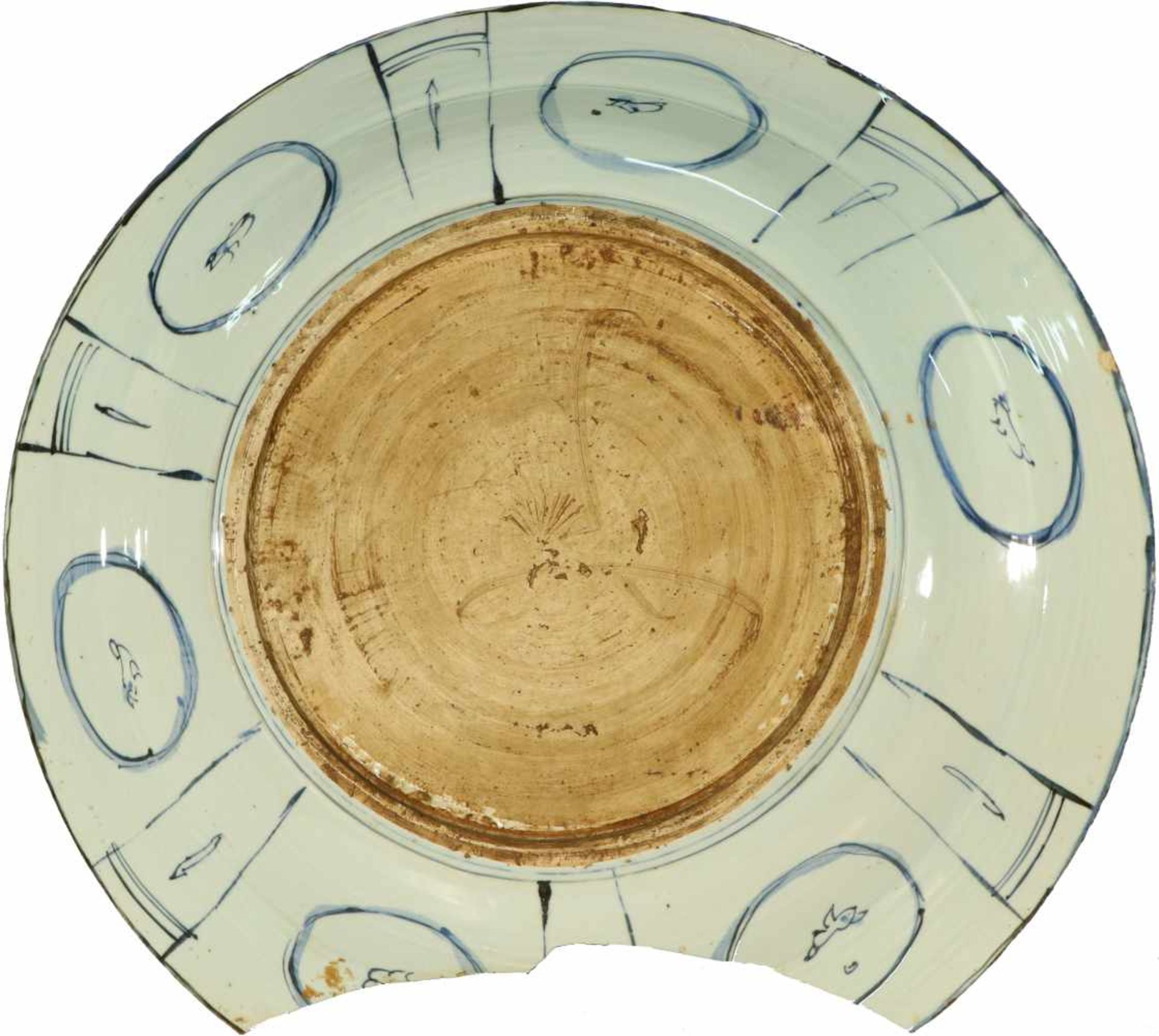 A capital porcelain 'kraak'-style dish with blue floral decor in division and landscape decor in the - Bild 6 aus 7