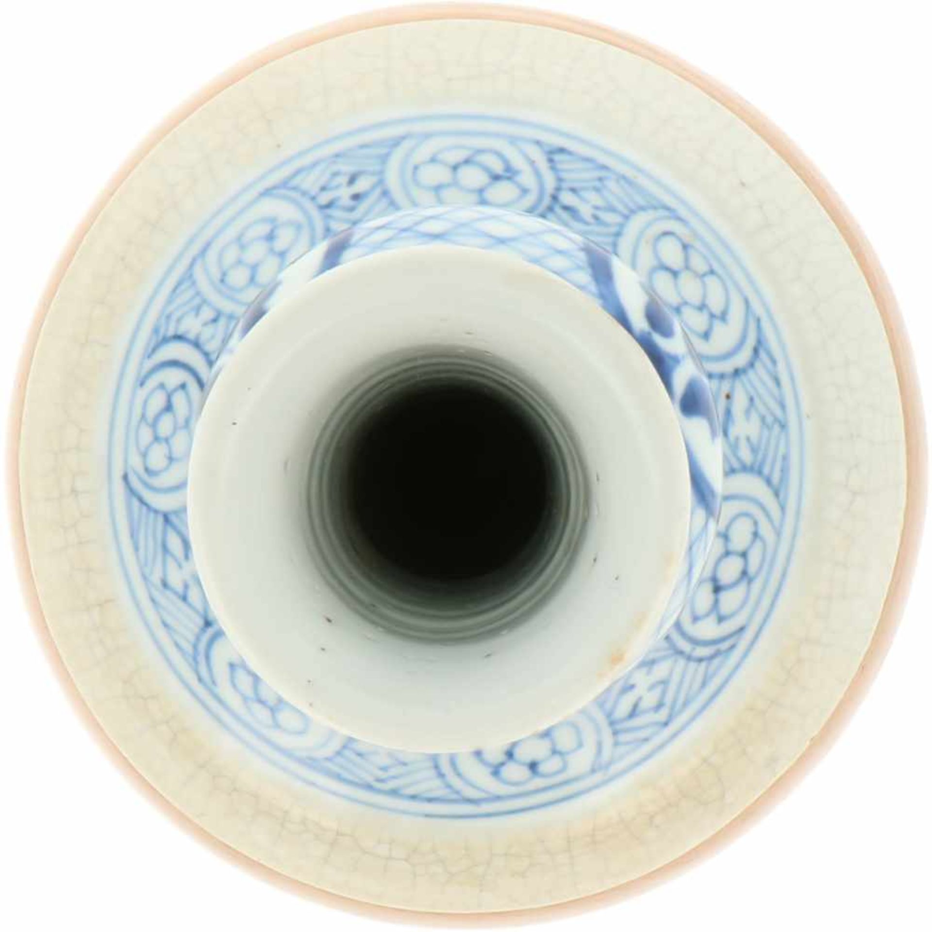 A porcelain vase with spout 'café-au-lait fond'. China, Kangxi.< - Bild 7 aus 9