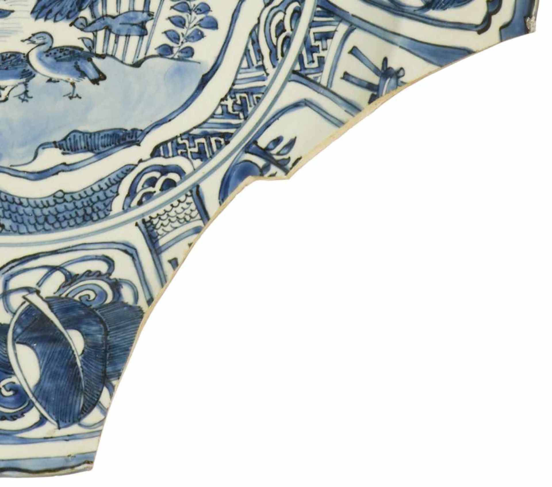 A capital porcelain 'kraak'-style dish with blue floral decor in division and landscape decor in the - Bild 5 aus 7