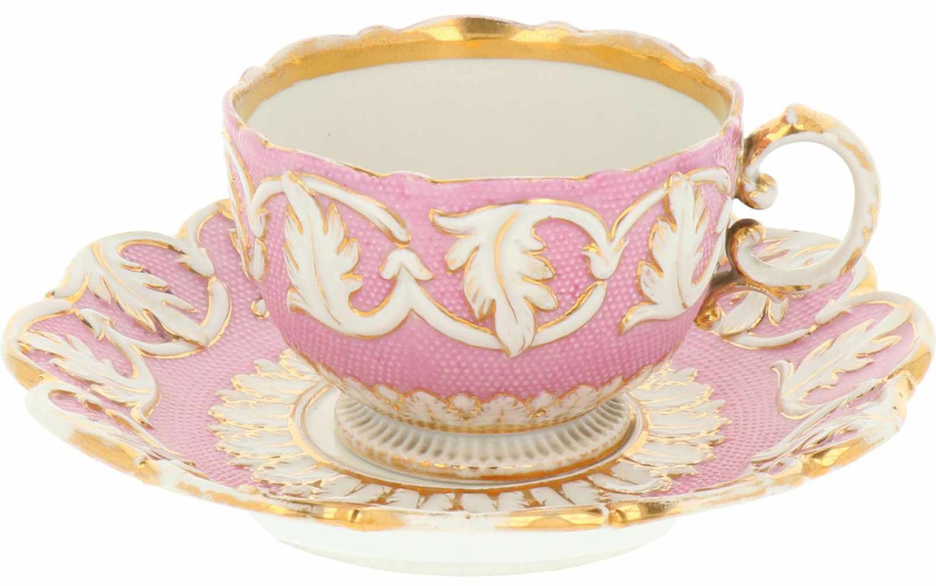 Een porcelain kop en schotel met floraal motif en goudbeschildering. Meissen, Duitsland, begin