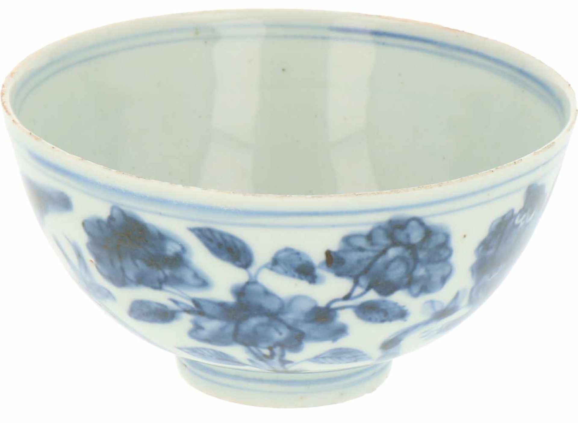 A porcelain bowl with dragon décor. China, Ming. <