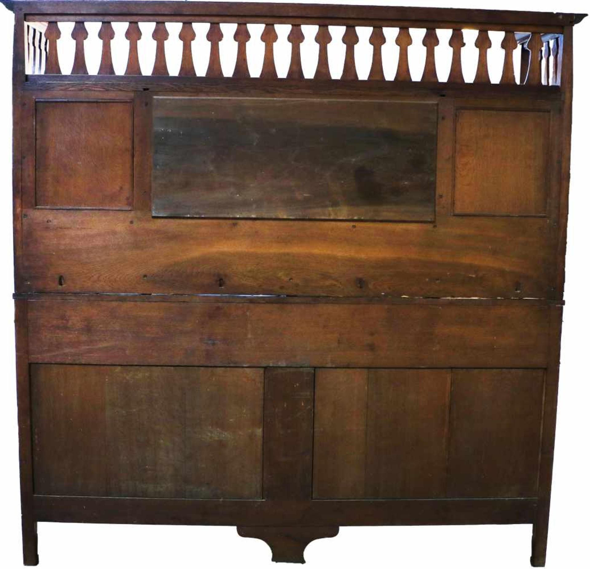 An Art Nouveau oakwood sideboard with glass- and carved linenfold panels. Circa 1910. - Bild 2 aus 2