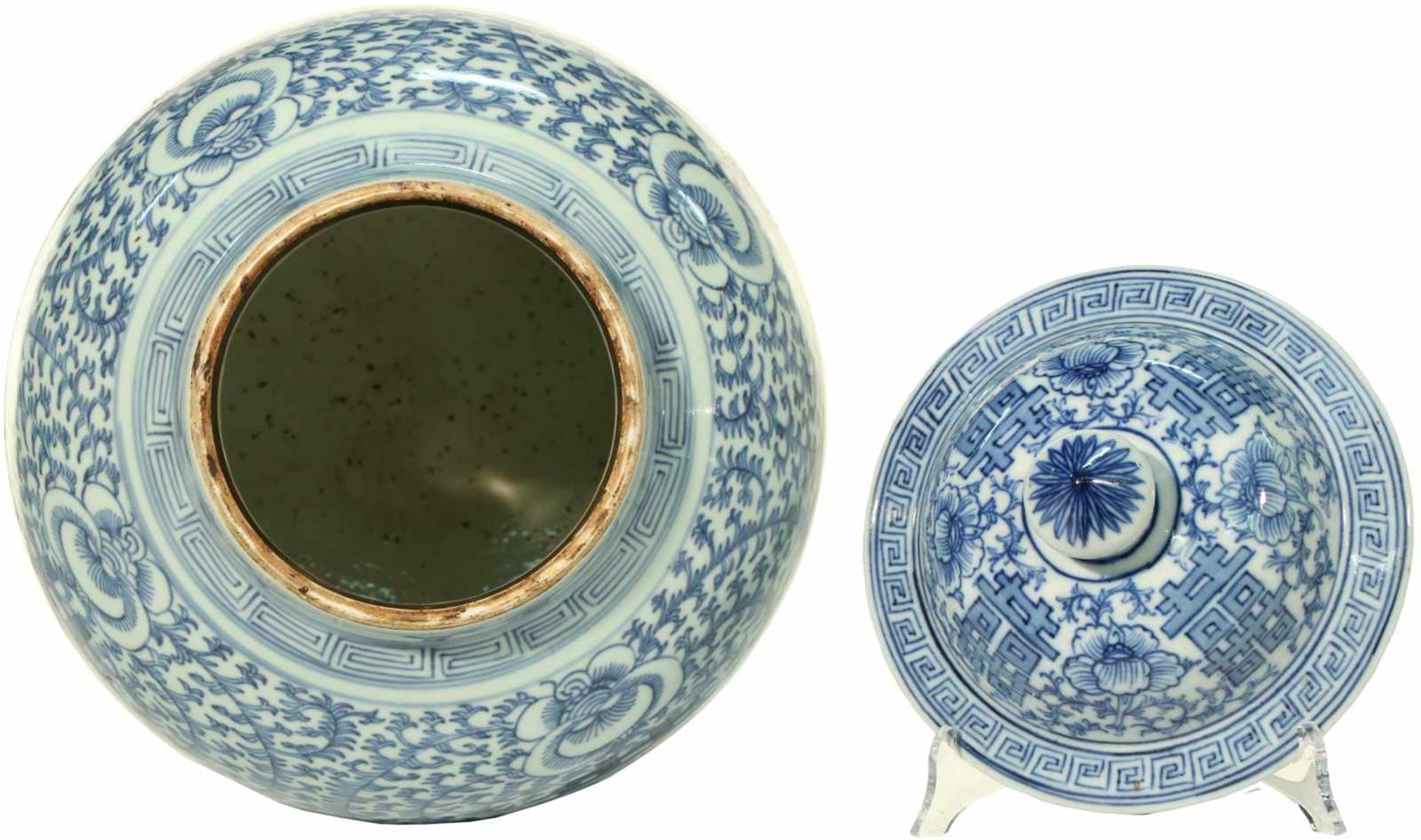 A porcelain lidded jar with floral décor, marked underneath. China, 20th century. < - Bild 5 aus 7