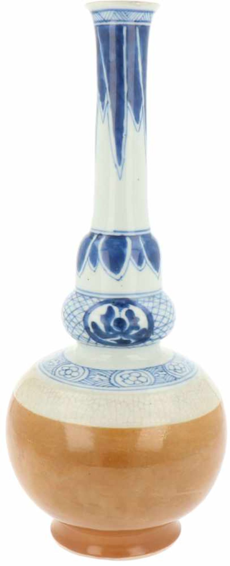 A porcelain vase with spout 'café-au-lait fond'. China, Kangxi.<