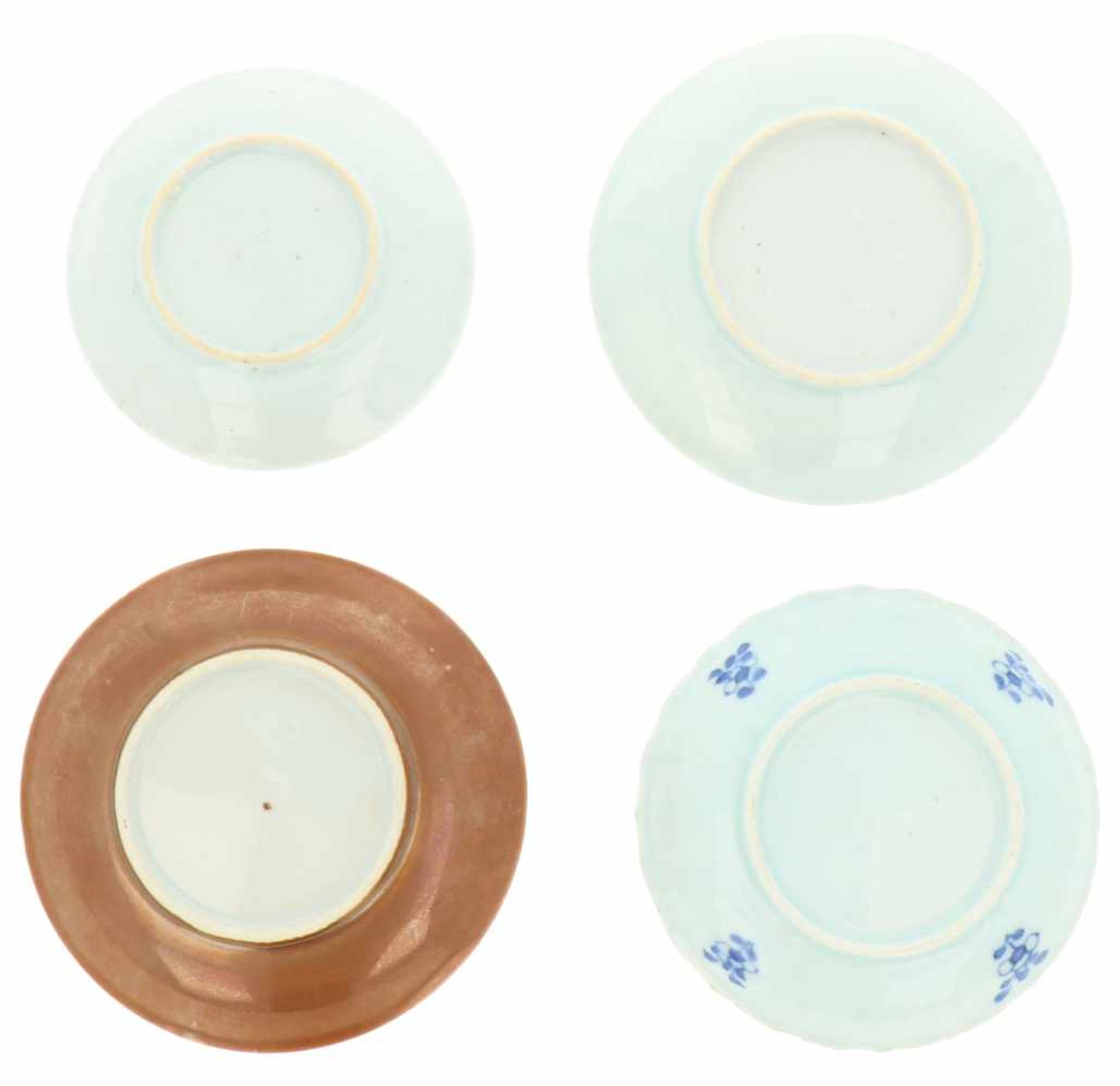 A lot with (4) porcelain plates with floral décor. China, Kangxi & Qianglong. < - Bild 2 aus 2