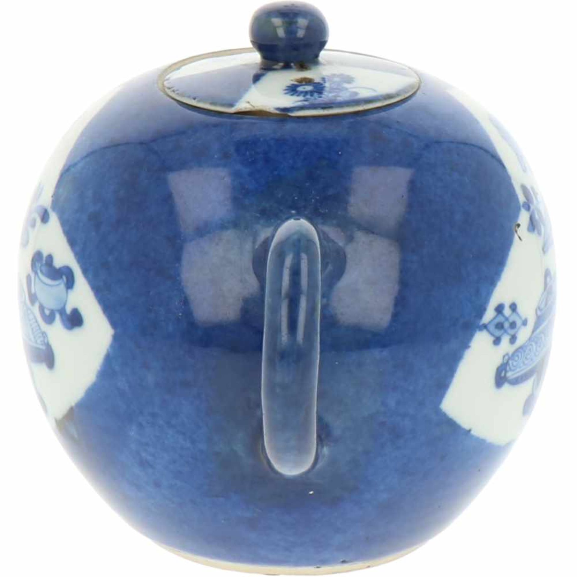 A porcelain teapot with Poudre Bleu décor. China, Kangxi. < - Bild 3 aus 7