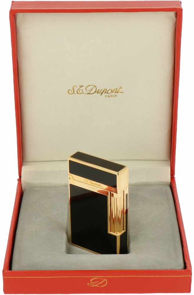 S.T. Dupont lighter in original box (BLA).