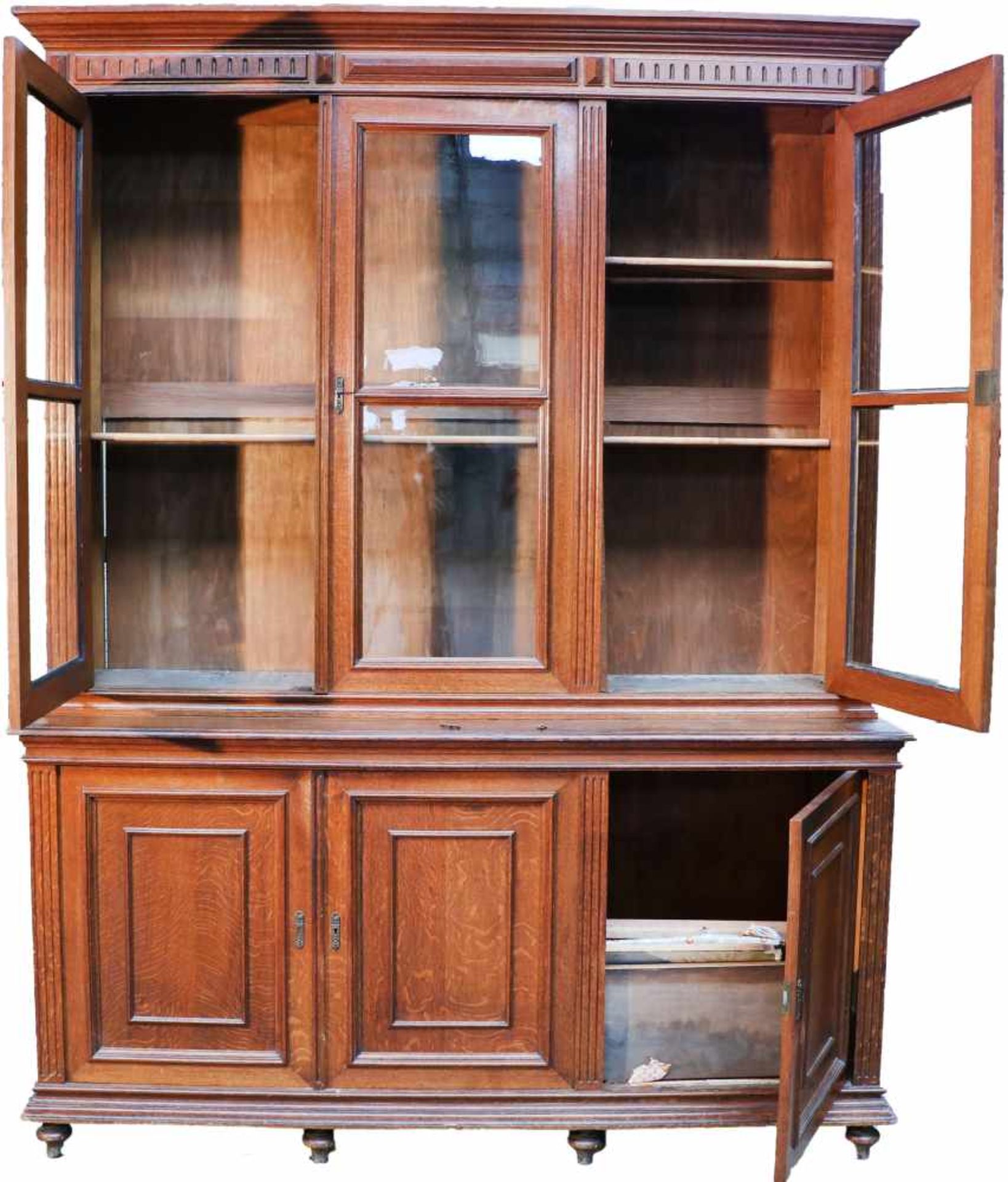 An oakwood library cabinet. France, circa 1900. - Bild 2 aus 3