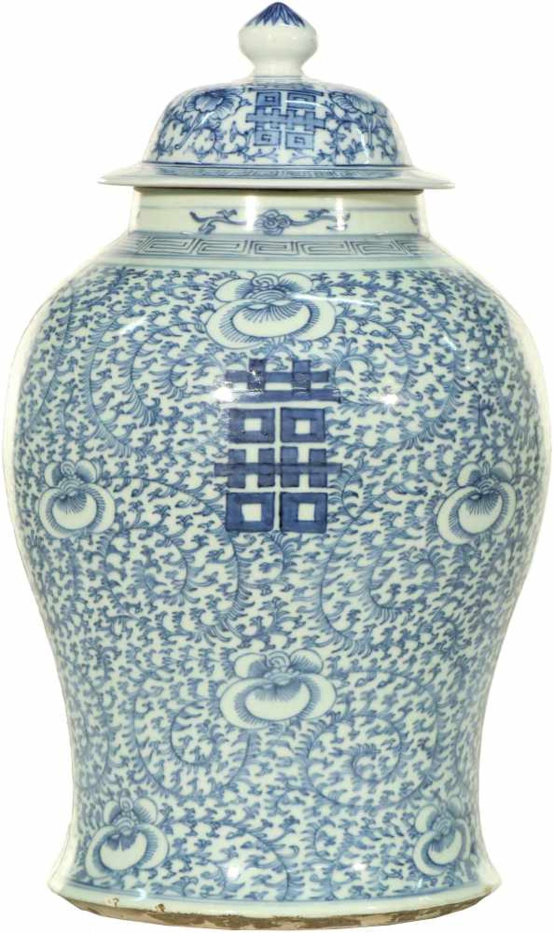 A porcelain lidded jar with floral décor, marked underneath. China, 20th century. < - Bild 4 aus 7