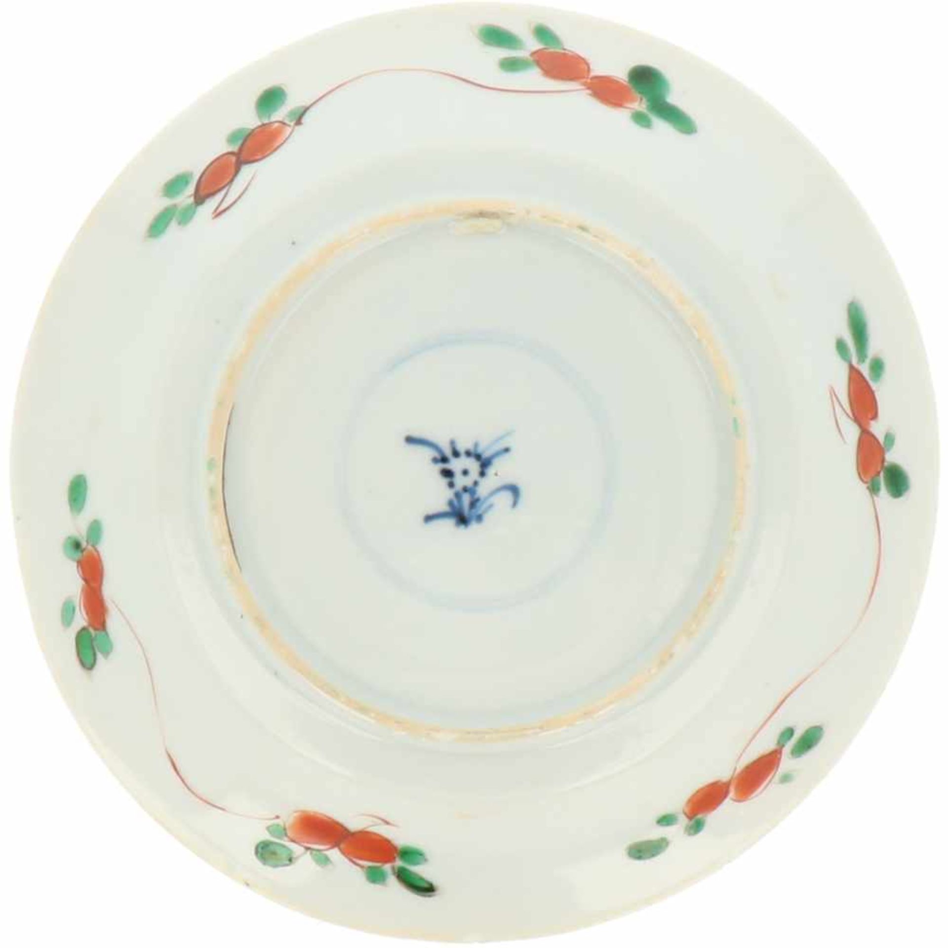 A porcelain plate with décor in Famille Verte. China, Kangxi.< - Bild 2 aus 2