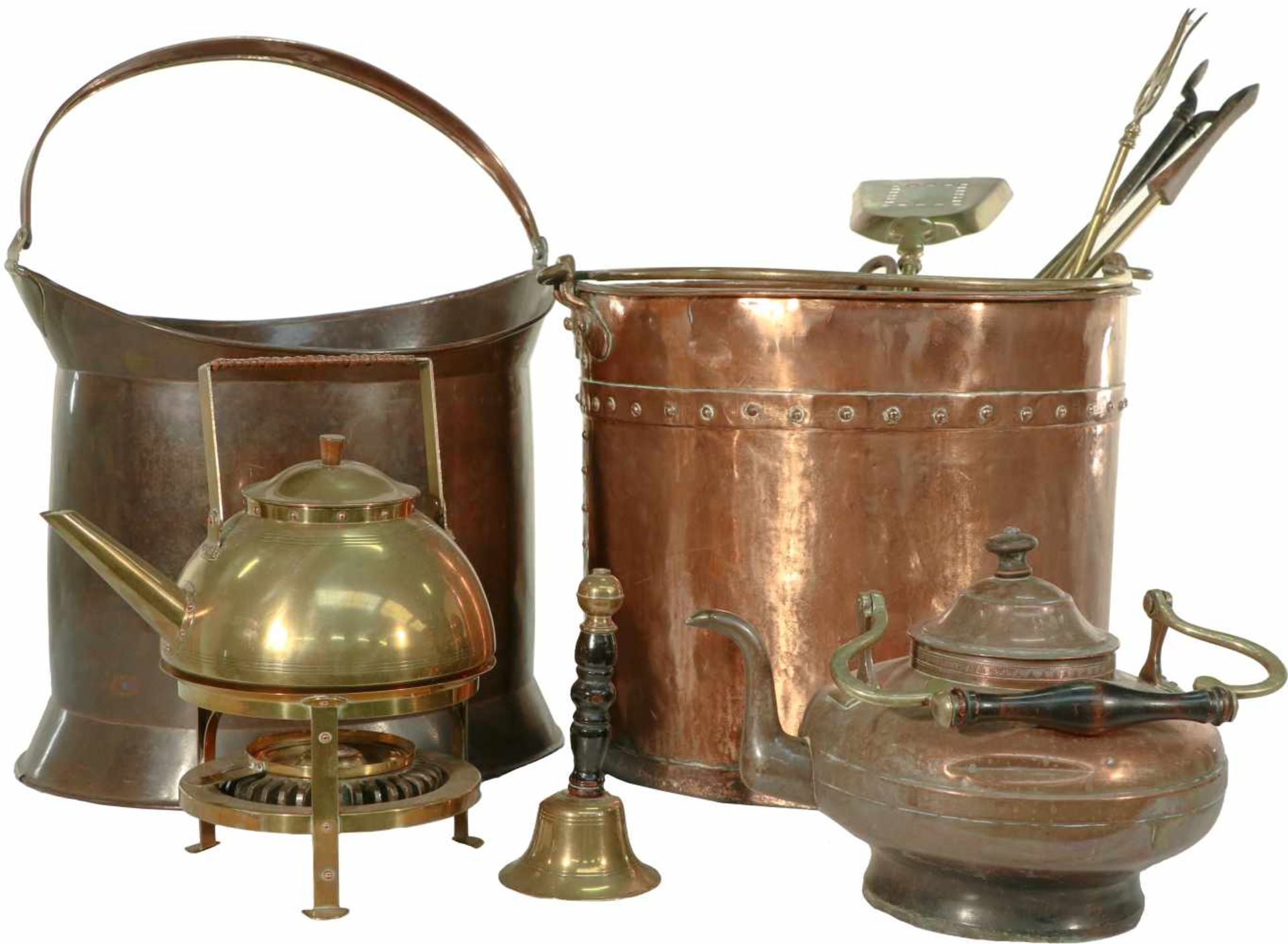 A lot with various copper items a.o. a cettle, two anchors and a chimey set.