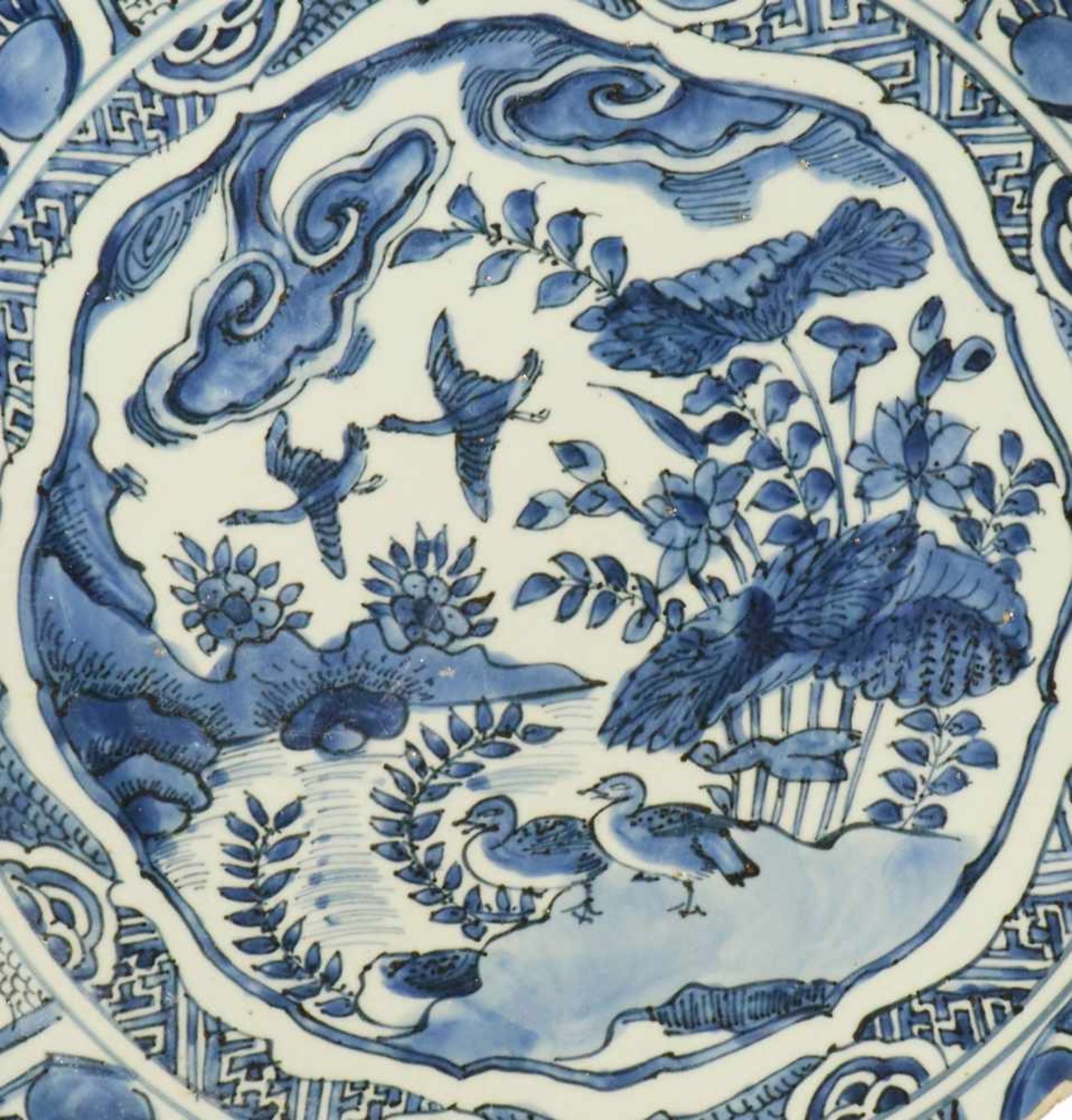 A capital porcelain 'kraak'-style dish with blue floral decor in division and landscape decor in the - Bild 2 aus 7