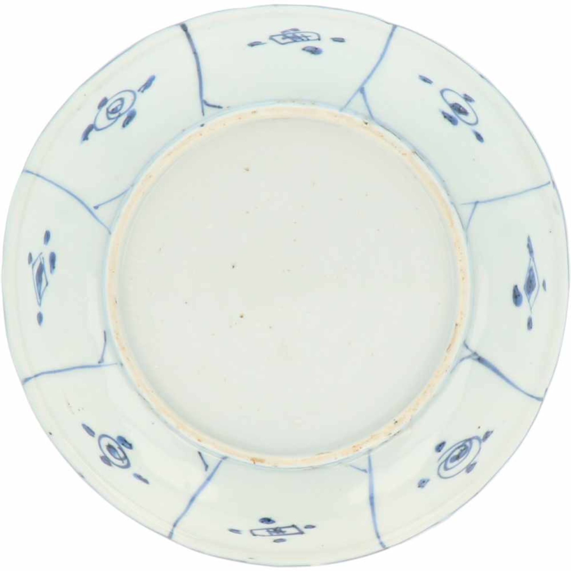 A 'kraak'-style porcelain plate with blue floral decor. China, Wanli. - Bild 2 aus 2