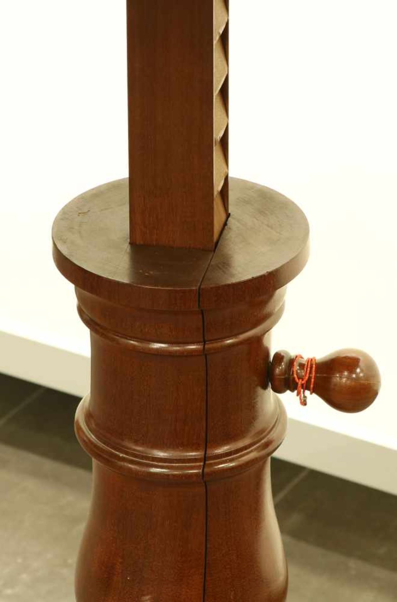An adjustable mahogany table. England, 19th century. - Bild 2 aus 2